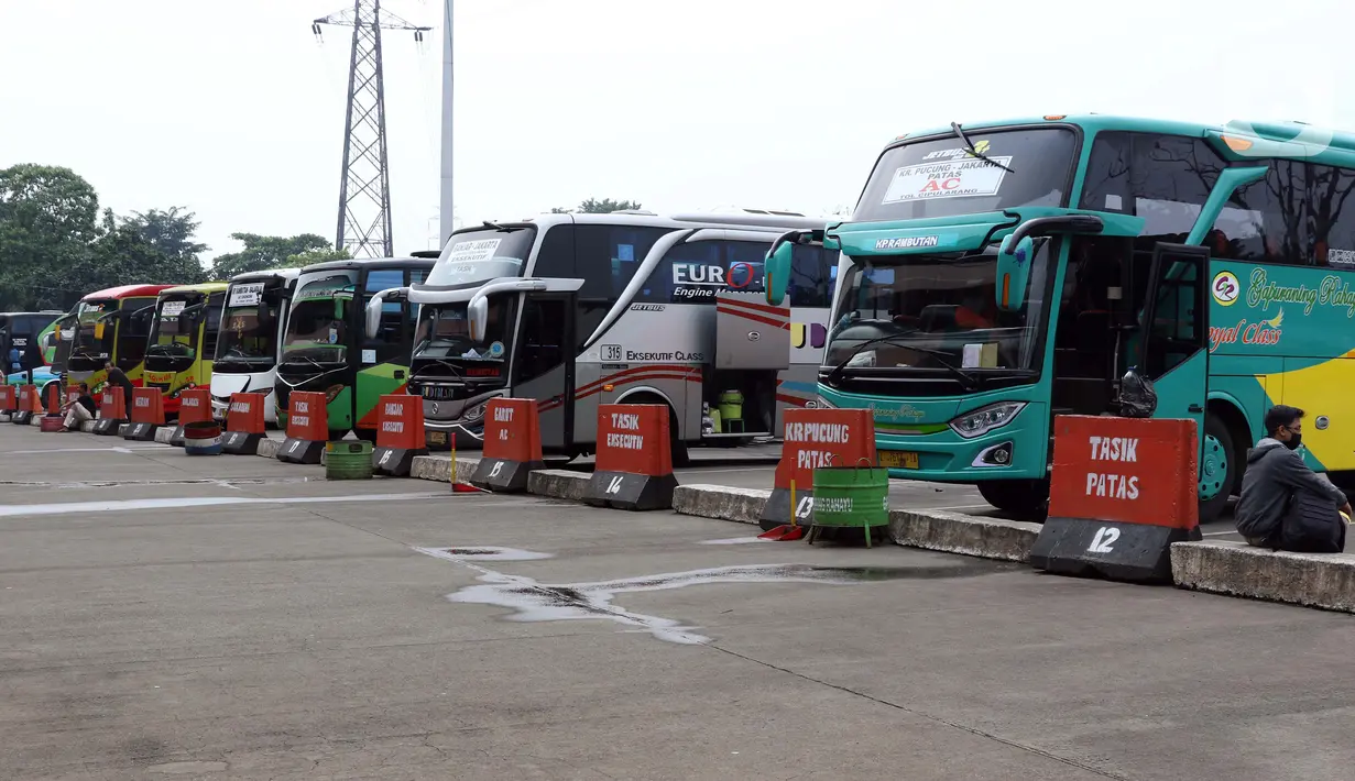 Bus AKAP terparkir di Terminal Kampung Rambutan Jakarta, Senin (30/3/2020). Untuk mencegah penyebaran virus Corona COVID-19, Dishub Pemprov DKI Jakarta menghentikan sementara layanan Bus Antar Kota Antar Provinsi pertanggal 30 Maret 2020 pukul 18.00 WIB. (Liputan6.com/Helmi Fithriansyah)