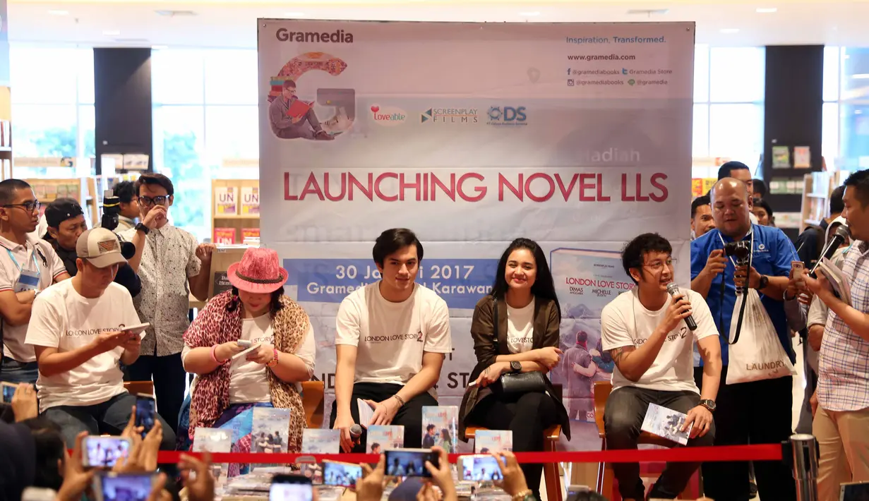 Sambutan antusias masyarakat Karawang saat menghadiri acara launching buku London Love Story 2. Masyarakat yang didominasi oleh pelajar itu memenui venue sebelum acara dimulai. (Nurwahyunan/Bintang.com)