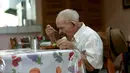  Kakek Chepito sedang makan siang di panti jompo Sisters of Charity di San Jose , Kosta Rika, Senin (11/8/2015).  Chepito yang lahir pada pergantian abad ke-20 bisa menjadi pria tertua dunia. (REUTERS/Juan Carlos Ulate)