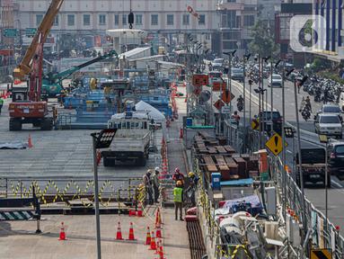 Sejumlah pekerja menyelesaikan proyek pembangunan MRT Jakarta fase 2A CP201 di Kawasan Glodok, Jakarta, Rabu (10/5/2023). (Liputan6.com/Faizal Fanani)