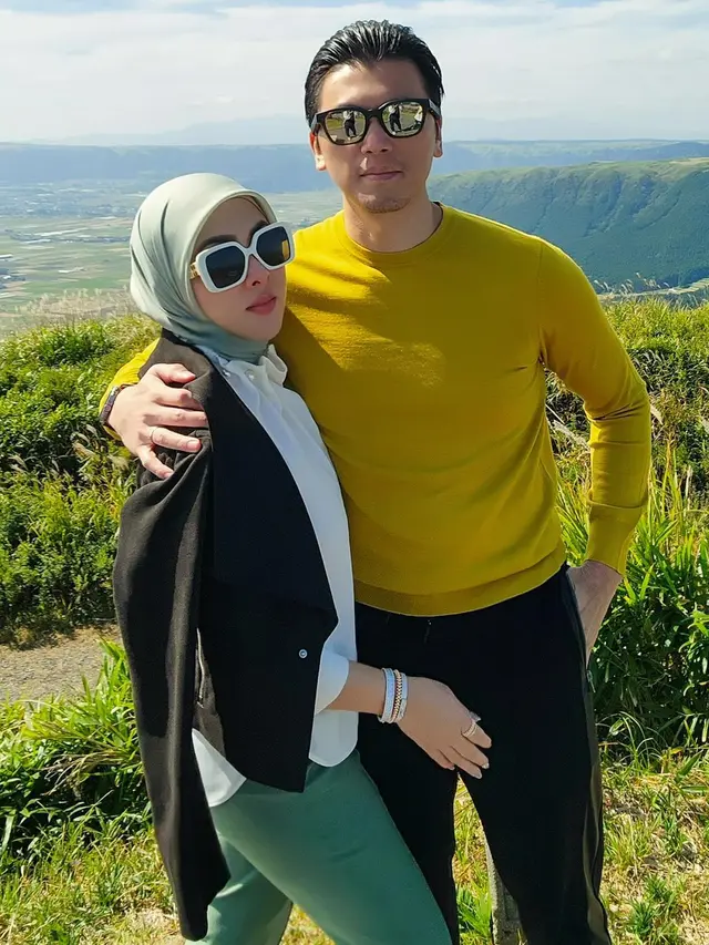 7 Potret Syahrini dan Reino Barack Liburan di Kyushu, Pamer Kemesraan