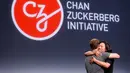 Mark Zuckerberg berpelukan dengan istrinya Priscilla Chan usai menggelar konferensi pers di UCSF Mission Bay, San Francisco, AS, Rabu (21/9). Mark menyalurkan Rp 39 T demi sembuhkan segala macam penyakit. (REUTERS/Beck Diefenbach)