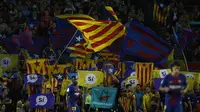 Para suporter Barcelona mengibarkan bendera Katalunya saat melawan Malaga pada laga La Liga di Stadion Camp Nou, Barcelona, Sabtu (21/10/2017). Barcelona menang 2-0 atas Malaga. (AP/Manu Fernandez)