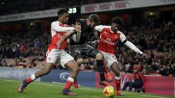 Dua pemain Arsenal menghadang laju pemain Southampton, Sam McQueen (tengah) pada laga Piala Liga Inggris 2016-2017 di Emirates Stadium, (30/11/2016). Arsenal kalah 0-2.  (AP/Matt Dunham)