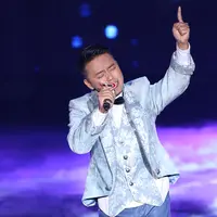 Finalis D'Academy Asia 2015 yang mewakili Indonesia, Danang tampil dengan membawakan lagu berjudul ‘Mirasantika’ karya Rhoma Irama. Danang diakui komentator merupakan finalis yang konsisten dengan performa terbaiknya. (Andy Masela/Bintang.com)