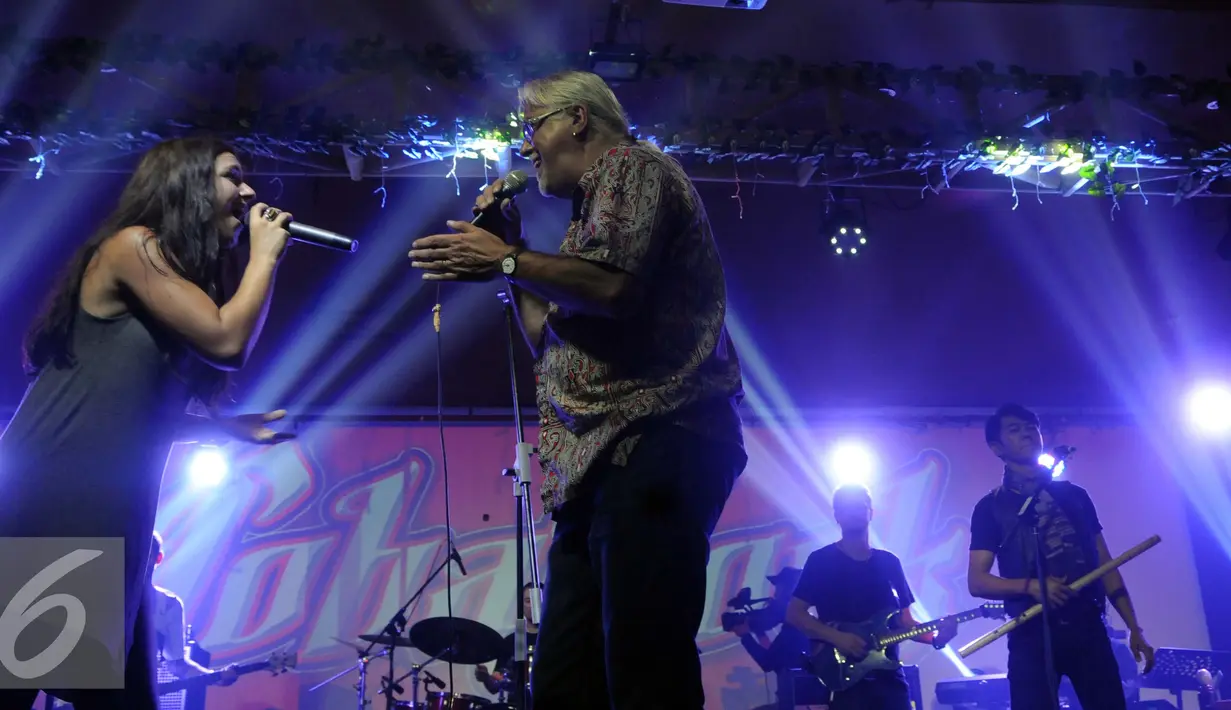 Grup Musik Tasha Band saat menghibur pengunjung di konser Toba Rock di Jakarta, Jumat (2/9). Musisi asal Austria ini membawakan sejumlah karyanya dan lagu-lagu batak yang telah disesuaikan dengan genre musik mereka. (Liputan6.com/Helmi Afandi)
