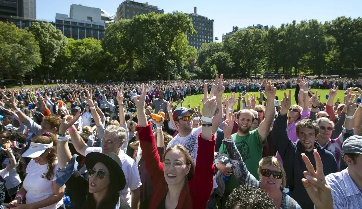 Ribuan orang mencoba memecahkan rekor dunia dengan membentuk simbol perdamaian raksasa di New York Central Park , Selasa (6/10). Kegiatan yang diprakarsai janda Lennon, Yoko Ono itu menandai ulang tahun John Lennon ke-75. (REUTERS/Mike Segar)
