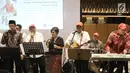 Gubernur NTB, TGB Muhammad Zainul Majdi saat tampil bersama dengan grup band Elek Yo Band  pada acara penggalangan dana untuk Lombok-Sumbawa dan peluncuran buku TGBNomics di Jakarta, Jumat (14/9). (Liputan6.com/Herman Zakharia)
