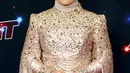 Putri Ariani selalu tampil mengenakan gaun yang dilengkapi aksen ekor panjang berpayet berpadu hijab warna senada. (Monica Schipper/Getty Images North America/Getty Images via AFP)