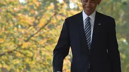 Barack Obama tiba untuk memberikan pidato kemenangan Donald Trump di Pilpres AS di Gedung Putih, Washington, DC (9/11). Obama telah mengundang Trump ke Gedung Putih untuk membicarakan sejumlah hal termasuk perpindahan kekuasaan. (AFP PHOTO/Nicholas Kamm)