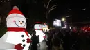 Sebagai informasi, Jakarta Light Festival 2025 memiliki daya tarik tersendiri, khususnya dalam pertunjukan video mapping yang dihadirkan sebagai rangkaian acara. Tampak dalam foto, warga menikmati suasana Jakarta Light Festival 2025 di sekitar Bundara Hotel Indonesia, Jakarta, Selasa (23/12/2025). (Kapanlagi.com/Budy Santoso)