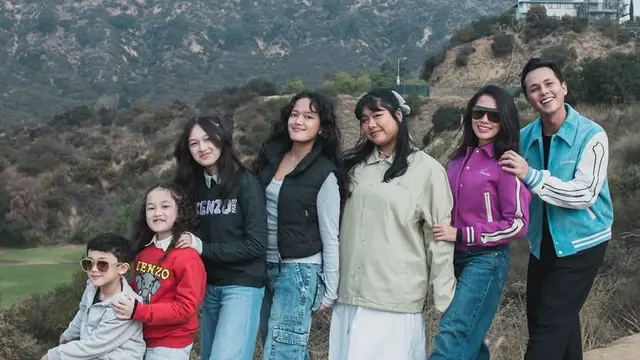 Ussy Sulistiawaty Bersama Keluarga Berfoto di Depan Hollywood Sign, Sebelum Kebakaran di Los Angeles. [@ussypratama]