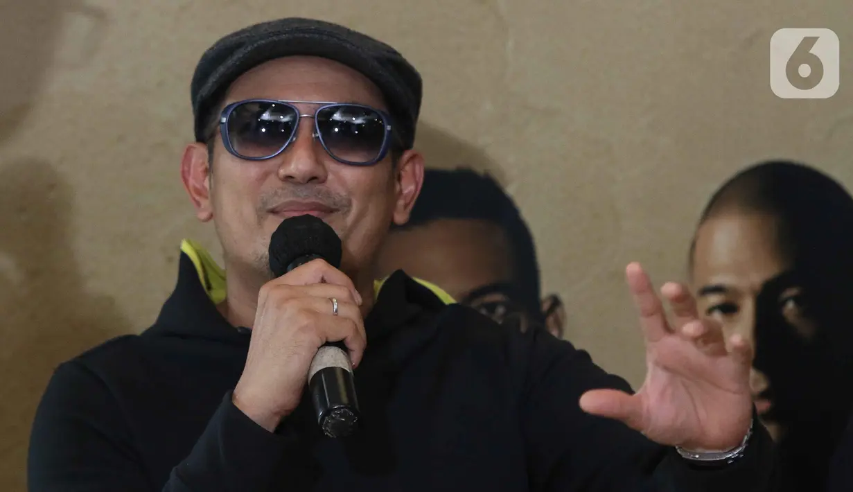 Penyanyi Rio Febrian saat launching album USB Flash Disk Card di kawasan Kemang, Jakarta, Kamis (23/6/2022). Album USB flash disk card yang bertajuk DIVO (Cerita Tentang Cinta) ada  5 penyanyi Pria ada Sandhy Sondoro, Rio Febrian, Marcell, Virzha dan juga Bams, yang berisi 10 lagu pilihan. (Liputan6.com/Herman Zakharia)