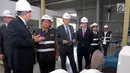 Jajaran Direksi Roca Indonesia dan tamu kehormatan meninjau pabrik Roca pertama di Griya Idola Industrial Park, Cikupa, Tangerang (29/4). Pabrik sanitary global yang memiliki total area seluas 74.000 meter persegi melebarkan sayapnya di Indonesia pada tahun 2017. (Liputan6.com/HO/Irene)