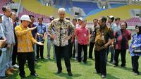 Gubernur Jawa Tengah, Ganjar Pranowo (tengah), ditemani Wali Kota Solo, FX Hadi Rudyatmo, saat meninjau Stadion Manahan, Jumat (27/9/2019). (Bola.com/Vincentius Atmaja)