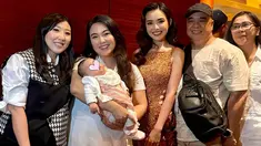 Film Bila Esok Ibu Tiada menggelar gala premiere pada Kamis (30/10). Amanda Manopo yang menjadi salah satu pemainnya, hadir dengan gaya stunning. Kebahagiaannya bertambah dengan kehadiran keluarga. Tampak sang kakak yang membawa bayi dan ayahnya datang mendukung. (Liputan6.com/IG/@angelicamanopo)