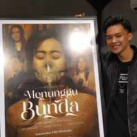 Rey Mbayang bermain di film Menunggu Bunda