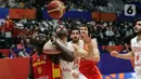Pemain timnas basket Spanyol, Usman Garuba (kiri) berebut bola dengan pemain Iran, Meisam Mirzaei pada penyisihan Grup G FIBA World Cup 2023 di Indonesia Arena, Gelora Bung Karno, Jakarta, Rabu (30/8/2023). (Liputan6.com/Helmi Fithriansyah)