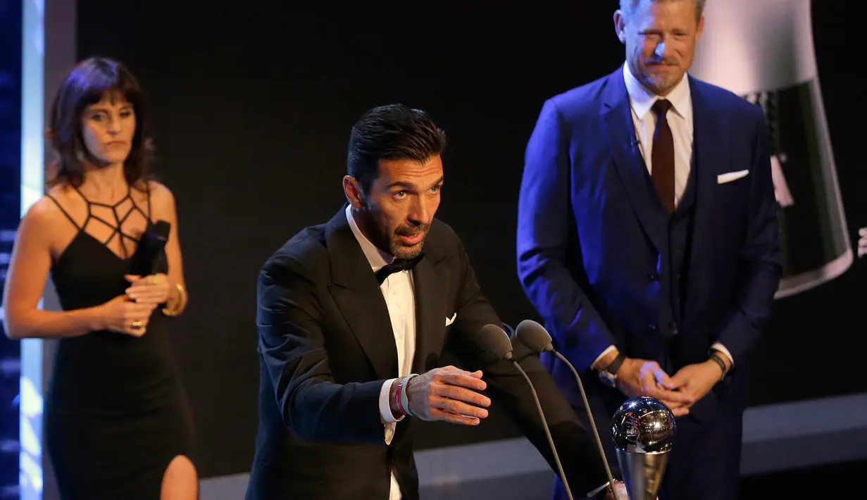 Gianluigi Buffon memberi sambutan setelah meraih penghargaan kiper terbaik dunia di London, Inggris (23/10). Di usianya yang hampir kepala empat, Buffon meraih penghargaan kiper terbaik dunia. (AP Photo/Alastair Grant)