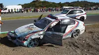 Mobil safety car yang dikendarai Franco Uncini rusak parah. (istimewa)