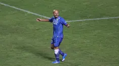 Sergio van Dijk melakukan protes kepada wasit yang menganulir gol pertamanya saat melawan  PSM Makassar pada laga Torabika SC 2016 di Stadion GBLA, Bandung, Sabtu (2/7/2016). Persib menang 3-2. (Bola.com/Nicklas Hanoatubun)