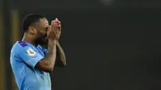 Pemain Manchester City Raheem Sterling menutupi wajahnya pada akhir pertandingan menghadapi Wolverhampton Wanderers dalam lanjutan Liga Inggris di Molineux Stadium, Wolverhampton, Inggris, Jumat (27/12/2019). Manchester City kalah 2-3. (AP Photo/Rui Vieira)
