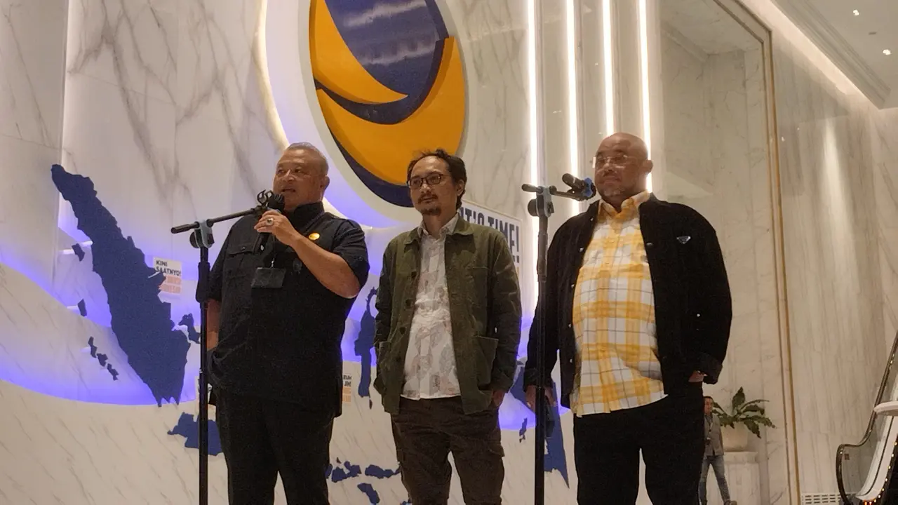 Sekretaris Jenderal (Sekjen) Partai NasDem, Hermawi Taslim (kiri) di NasDem Tower, Menteng, Jakarta Pusat, Kamis (22/2/2024) malam (Istimewa)