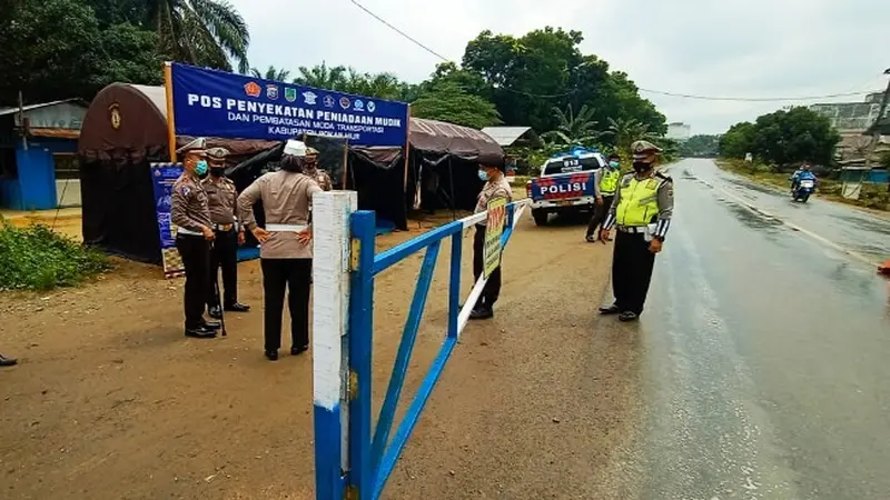 Portal penyekat untuk larangan mudik lebaran di perbatasan Riau-Sumatra Utara.