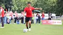 Aksi Rizky Ridho dalam acara football challenge Pembalap Pertamina Enduro di Stadion Madya, Senayan, Jakarta pada Jumat, (24/1/2025).  (Bola.com/Abdul Aziz)
