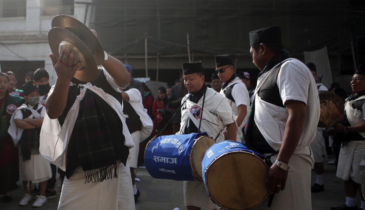 Alat-alat musik dibunyikan saat parade "Tamu Losar", Kathmandu, Nepal, Jumat (30/12). Parade tersebut digelar untuk menyambut pergantian tahun. (AP Photo / Niranjan Shrestha)