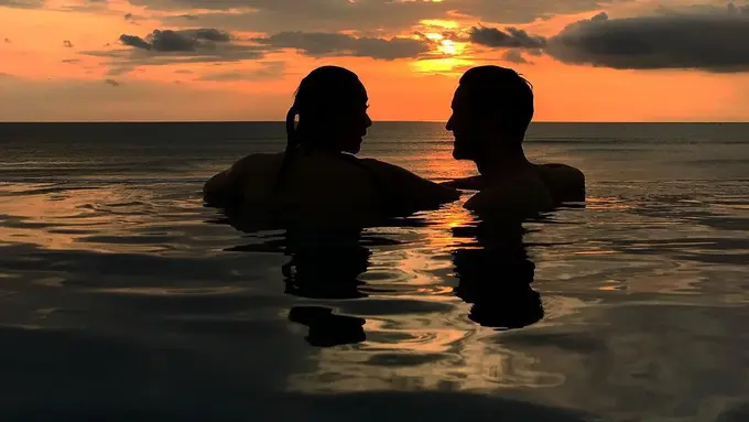 Aura Kasih bersama seorang pria sedang menikmati senja (foto: instagram Aura Kasih)