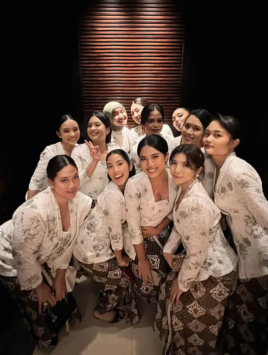 Wajah Shaloom dirias flawless, dengan rambut dibelah tengah kemudian disanggul rendah, menyisakan beberapa bagian sebagai poni yang membingkai wajahnya dengan lebih baik. [Foto: Instagram/sharazaaa]