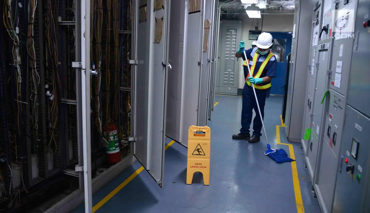 Petugas sedang membersihkan area di PLTGU Muara Karang, Jakarta, Rabu (21/3). ISS Indonesia memberikan layanan industrial cleaning kepada PT Pembangkitan Jawa Bali (PJB) Unit Pembangkit Muara Karang sejak awal 2016 . (Liputan6.com/Angga Yuniar)