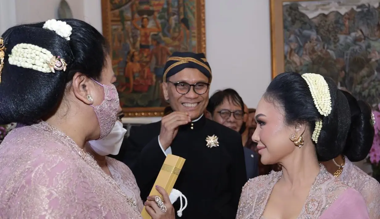 <p>Keduanya sering tertangkap kamera dalam momen yang sama. Bahkan netizen berharap Yuni Shara dan Henry Siahaan kembali rujuk. (FOTO: instagram.com/yunishara36/)</p>