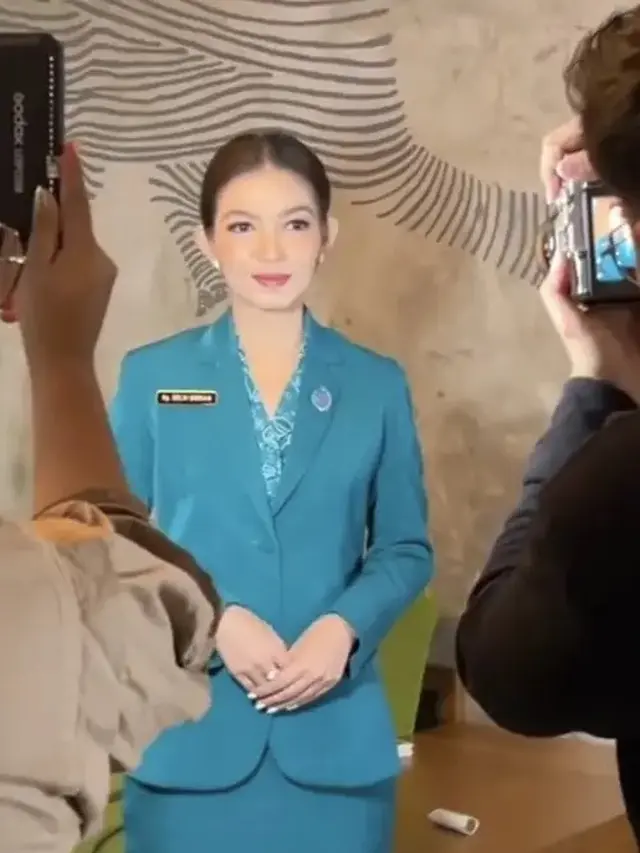 Selvi Ananda Mengenakan baju PKK. [@antoniusanugmakeup]