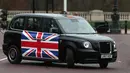 Taksi listrik, TX eCity diuji jalankan dekat Istana Buckingham di London, Inggris, Selasa (5/12). Mobil taksi listrik ini diklaim mampu berlari hingga 112 kilometer saat menggunakan tenaga listrik saja. (AFP PHOTO / Daniel LEAL-OLIVAS)