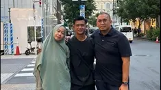 Pratama Arhan setelah menikah tampak akrab dengan mertuanya. Andre Rosiade pun sangat bangga miliki menantu seperti Arhan. Momen Arhan jalan-jalan di Tokyo Jepang ini curi perhatian. (Liputan6.com/IG/arhanazizah.official)