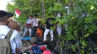 Proses evakuasi puluhan pelajar dan guru yang menyelamatkan diri ke atas pohon Mangrove setelah kapal yang ditumpanginya mengalami kebocoran dan nyaris tenggelam. (Liputan6.com)