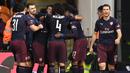 Para pemain Arsenal merayakan gol yang dicetak oleh Alex Iwobi ke gawang Blackpool pada laga Piala FA di Stadion Bloomfield Road, Sabtu (5/1). Arsenal menang 3-0 atas Blackpool. (AFP/Paul Ellis)