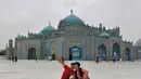 Orang-orang berswafoto di depan Masjid Biru di Mazar-i-Sharif, ibu kota Provinsi Balkh, Afghanistan utara 11/7/2020). Setelah lima bulan ditutup akibat dampak pandemi COVID-19, Masjid Biru baru-baru ini telah dibuka kembali untuk umum. (Xinhua/Kawa Basharat)