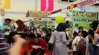 Berbagai jenis makanan dan minuman tradisional yang menggugah selera di Pekan Raya Indonesia.