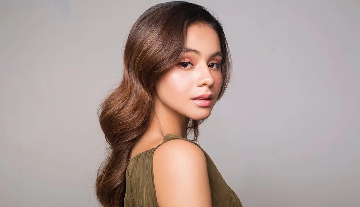 Selain gaya ala tahun 80-an, wanita 27 tahun ini juga terlihat dewasa dan anggun dengan rambut bergelombangnya. terlebih lagi aktris keturunan Arab dan Pakistan ini tetap tampil cantik dengan paduan makeup natural.(Liputan6.com/IG/@sahilahisyam)
