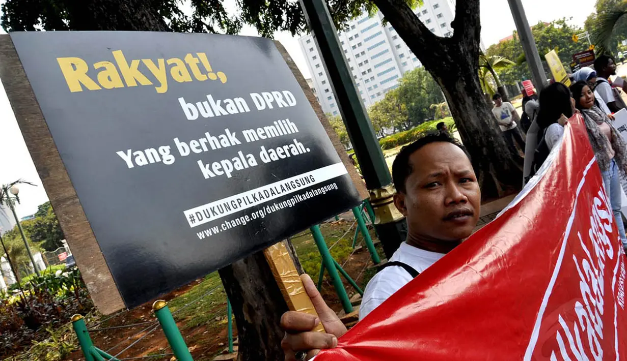 Demo yang berjalan sejak pukul 13.00 WIB di depan Istana Merdeka itu kini masih berlangsung tertib, Jakarta, (16/8/14). (Liputan6.com/Miftahul Hayat)