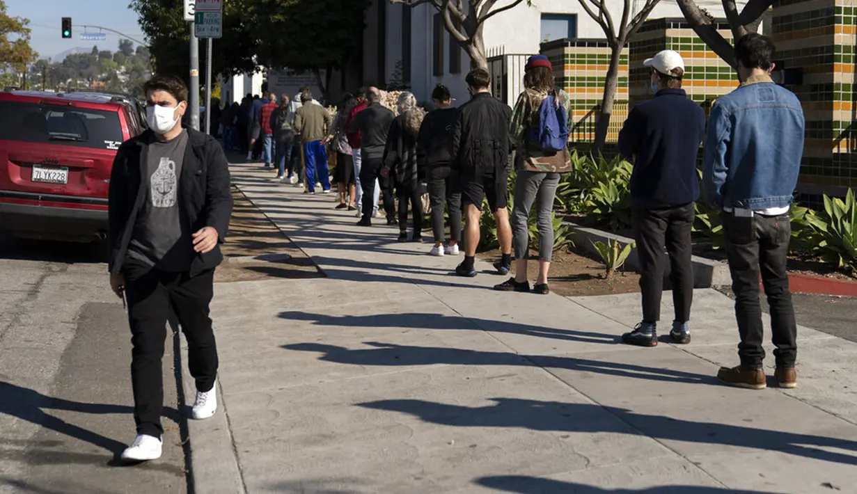 Orang-orang mengantre untuk tes COVID-19 di Los Angeles, California, Amerika Serikat, 4 Januari 2022. California mulai merasakan murka penuh varian Omicron. (AP Photo/Jae C. Hong)