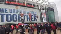 Para fans Setan Merah dari beragam belahan dunia sudah memadati Old Trafford untuk menyaksikan laga lub kesayangannya melawan Chelsea. (Bola.com/Joko Setyo Pramuji)