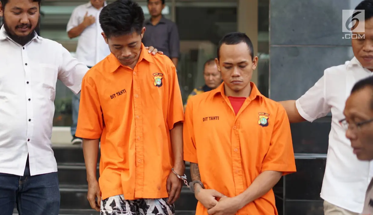 Tersangka kasus pencurian dengan pemberatan dihadirkan dalam rilis di Polda Metro Jaya, Jakarta, Selasa (23/7/2019). Polisi menyita tiga unit sepeda motor, dua pucuk airsoft gun, telepon genggam, dan alat-alat pembongkar kunci. (Liputan6.com/Immanuel Antonius)