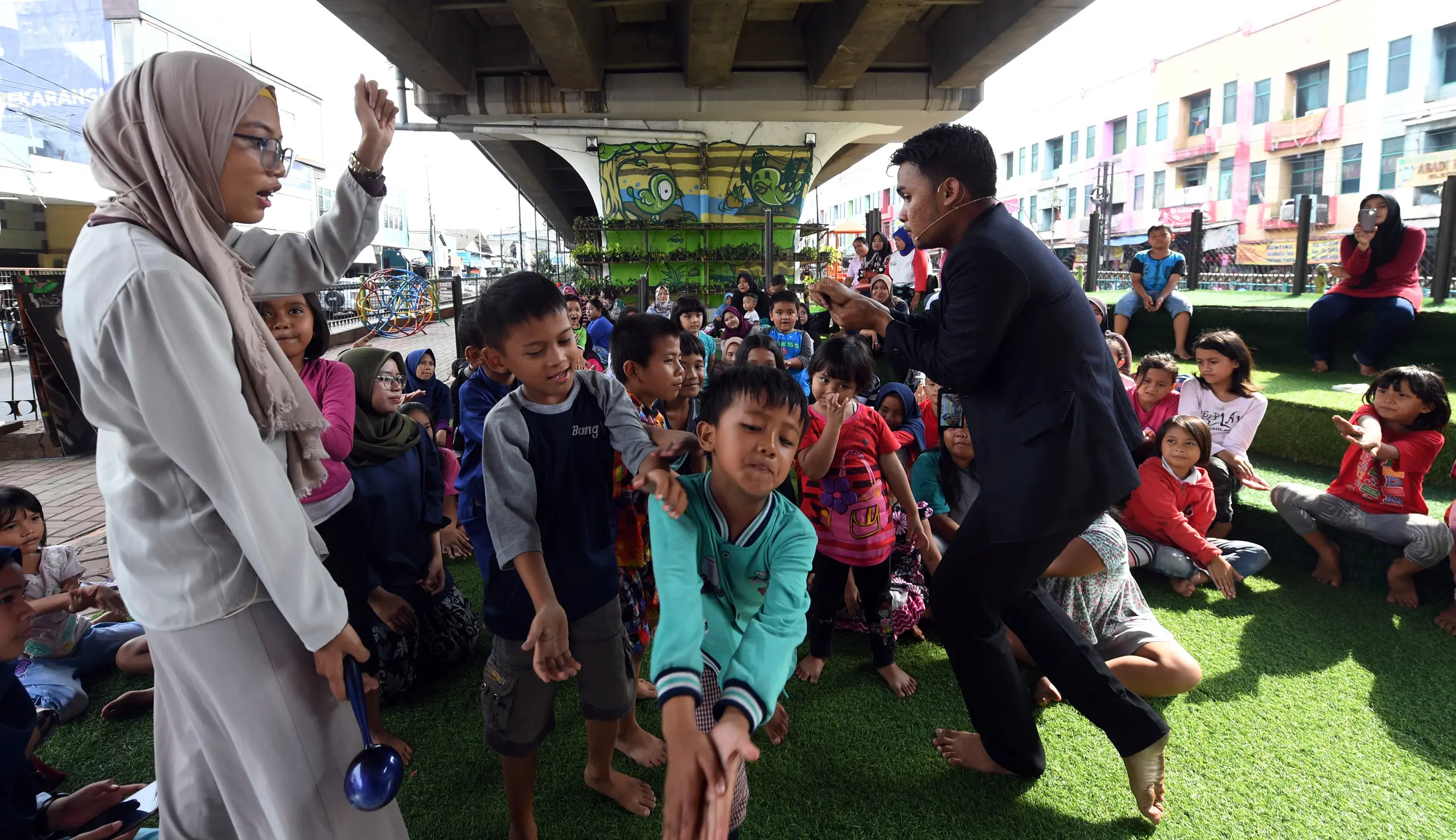 FOTO: Menambah Wawasan di Kolong Flyover Ciputat - Foto Liputan6.com