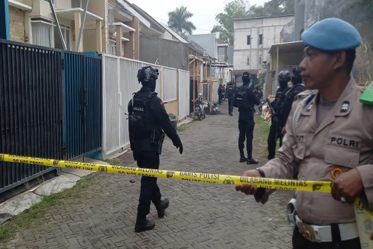 Densus 88 mengamankan tiga terduga teroris di Kota Batu. (Istimewa)