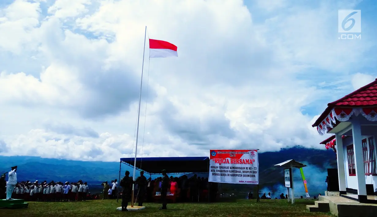 Suasana upacara pengibaran bendera di Kantor Pemerintah Kabupaten Jayawijaya, Provinsi Papua, Kamis (17/8). Upacara yang diikuti petugas pukesmas beserta jajarannya itu memperingati HUT ke-72 Republik Indonesia. (Foto: Fitri Haryanti Harsono)