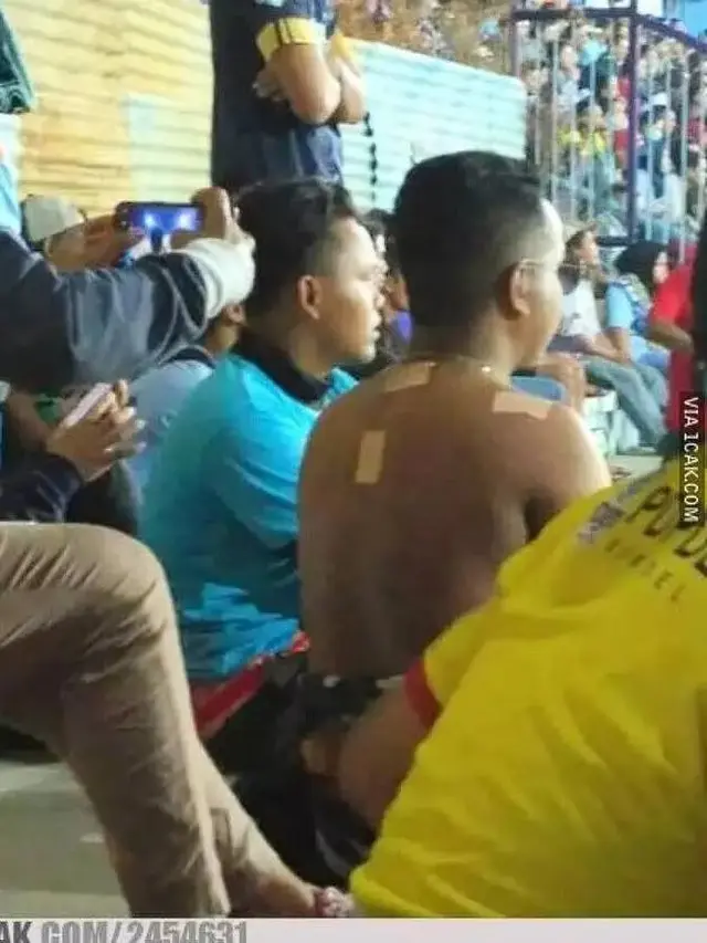 8 Potret Nyeleneh Orang saat Nonton Bola di Stadion Ini Kocak